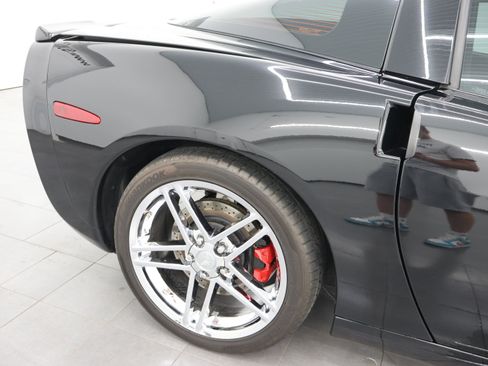 Used 2005 Chevrolet Corvette Coupe w/ Preferred Equipment Group RWD image 20