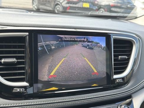 Used 2024 Chrysler Pacifica Limited FWD image 21