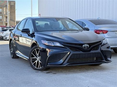 Used 2023 Toyota Camry SE image 2