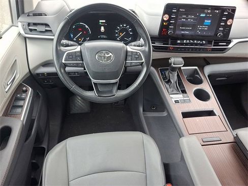 Used 2024 Toyota Sienna XLE image 12
