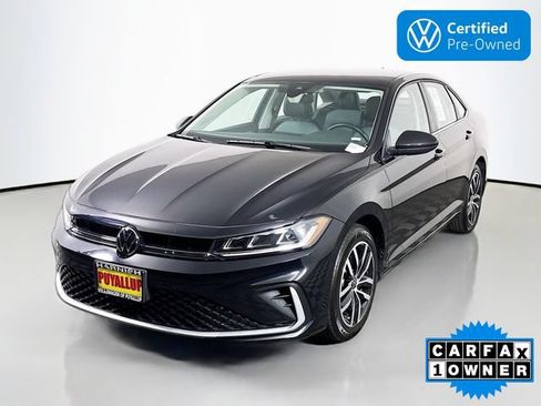 Used 2025 Volkswagen Jetta SE FWD image 3
