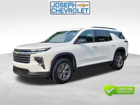 Used 2026 Chevrolet Traverse LT FWD image 2