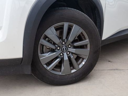 Used 2024 Nissan Pathfinder SV image 2