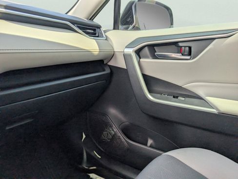 Used 2019 Toyota RAV4 XLE FWD image 30