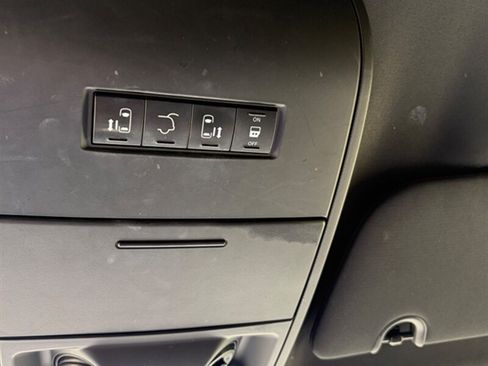 Used 2016 Chrysler Town & Country S FWD image 23