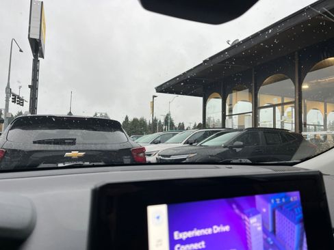 Used 2025 Toyota Corolla Cross LE image 18