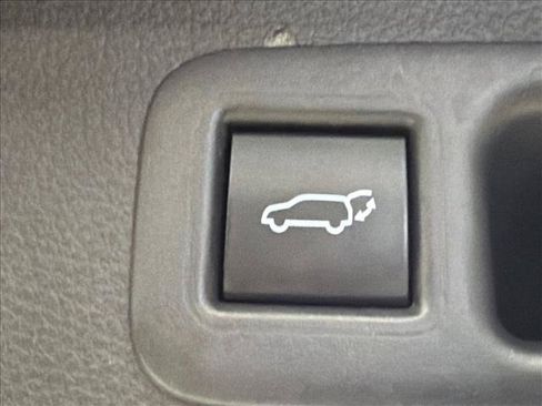 Used 2025 Toyota Highlander XLE FWD image 20