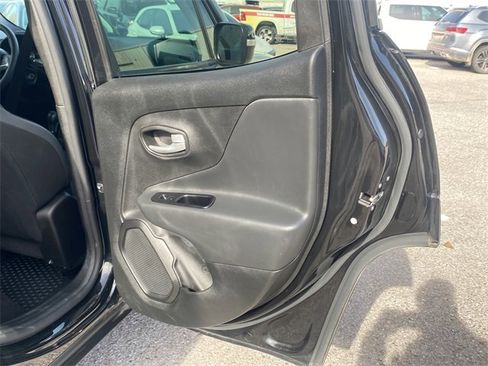 Used 2023 Jeep Renegade Latitude image 12