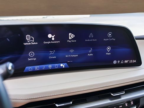 Used 2024 Cadillac XT4 Luxury w/ LPO, Floor Liner Package FWD image 16