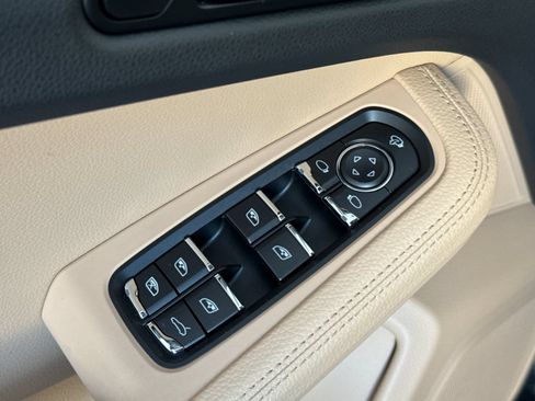 Certified 2026 Porsche Macan AWD/4WD image 13