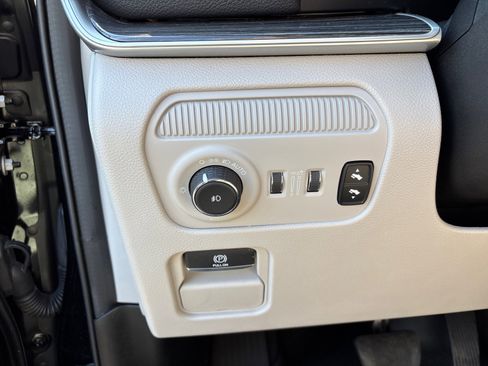 Used 2022 Jeep Wagoneer Series III w/ Flexible Seating Group image 16