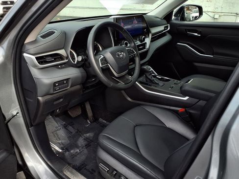 Certified 2025 Toyota Highlander XLE image 16