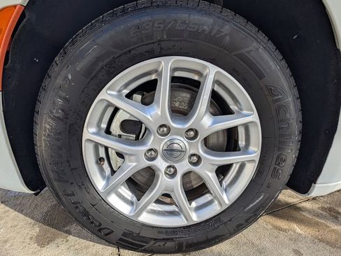 Used 2024 Chrysler Pacifica Touring-L image 43