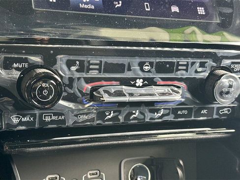 New 2025 Jeep Grand Cherokee Altitude image 17