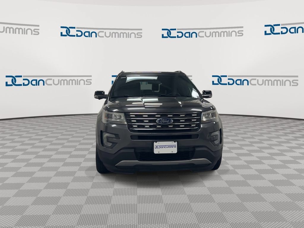 Used 2017 Ford Explorer XLT FWD image 3