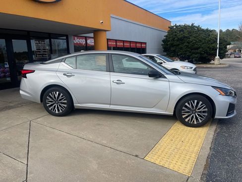 Used 2024 Nissan Altima 2.5 SV image 3