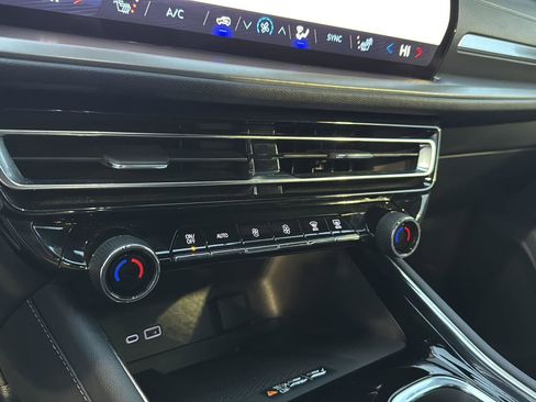 Used 2025 Chevrolet Traverse LT image 24