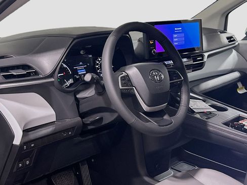 New 2026 Toyota Sienna XLE FWD image 7