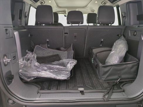 Used 2022 Land Rover Defender 110 X-Dynamic SE image 6