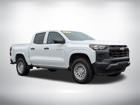 Used 2024 Chevrolet Colorado W/T image 2