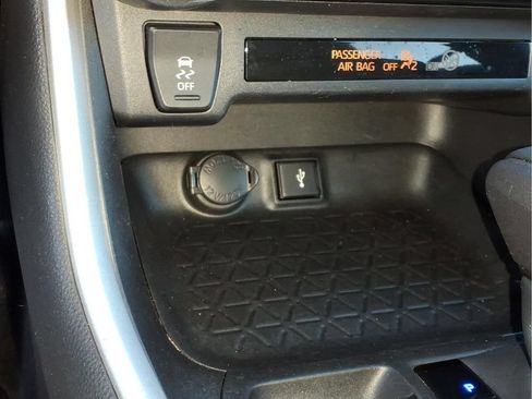 Used 2022 Toyota RAV4 LE FWD image 7