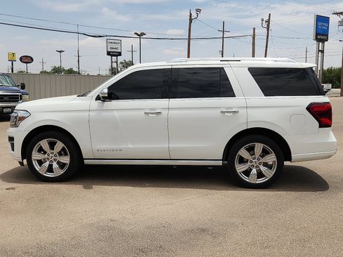 Used 2022 Ford Expedition Platinum RWD image 2