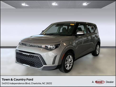 Used 2023 Kia Soul LX FWD image 1