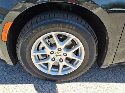 Used 2022 Chrysler Voyager LX image 9