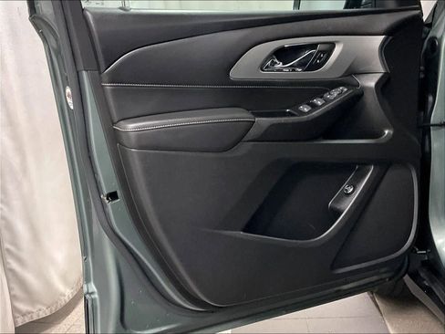 Used 2023 Chevrolet Traverse LT image 9