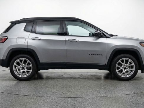 Used 2025 Jeep Compass Limited image 11
