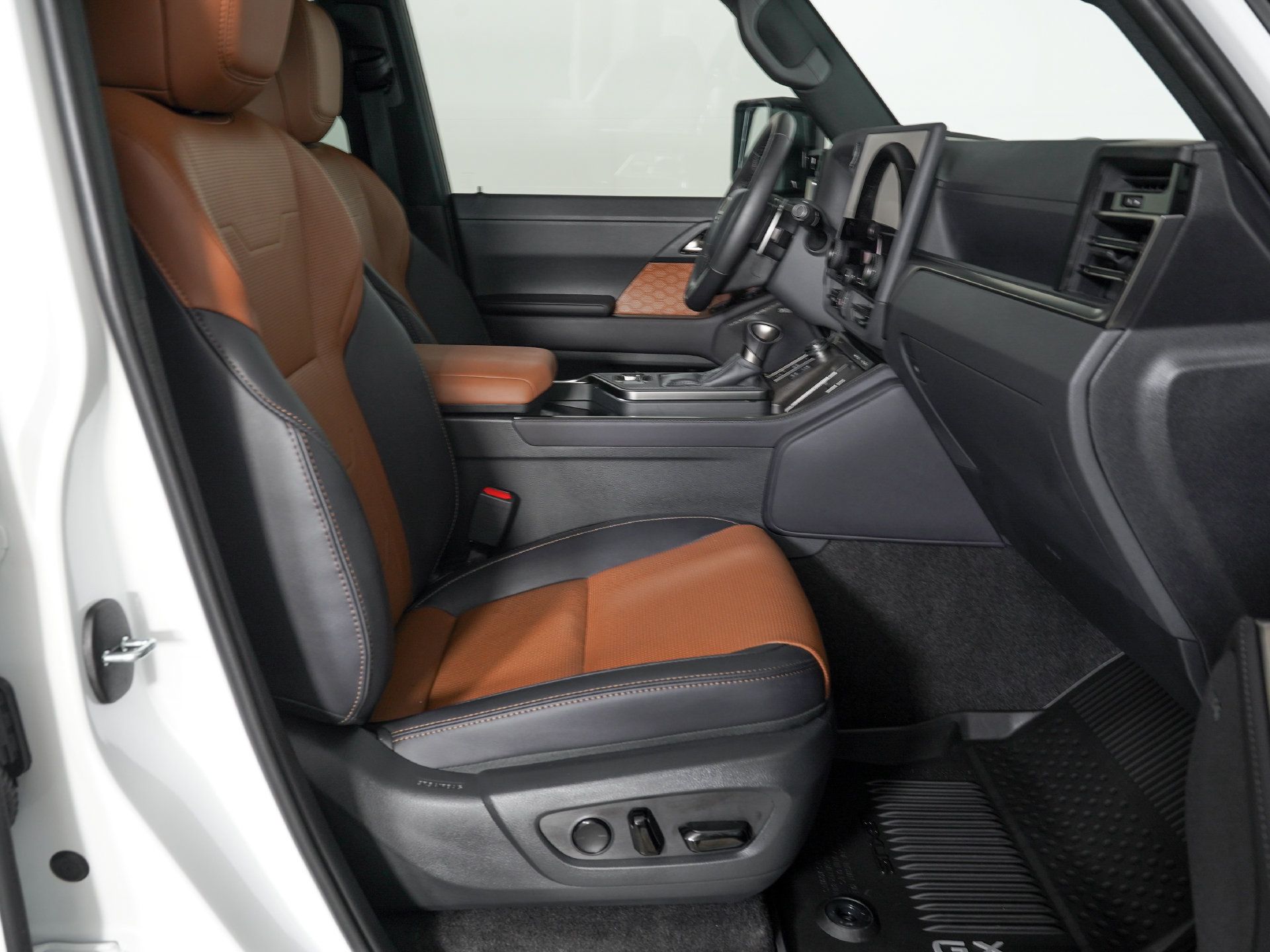 Used 2026 Lexus GX 550 w/ Accessory Package (2T) AWD/4WD image 10