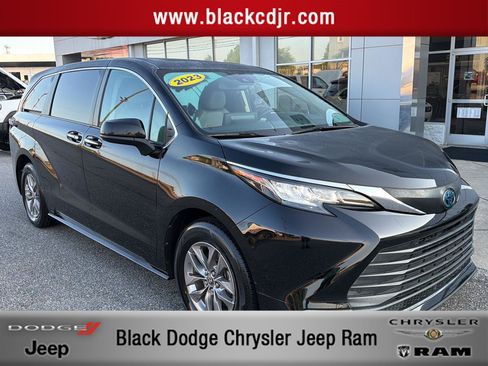 Used 2023 Toyota Sienna XLE FWD image 1