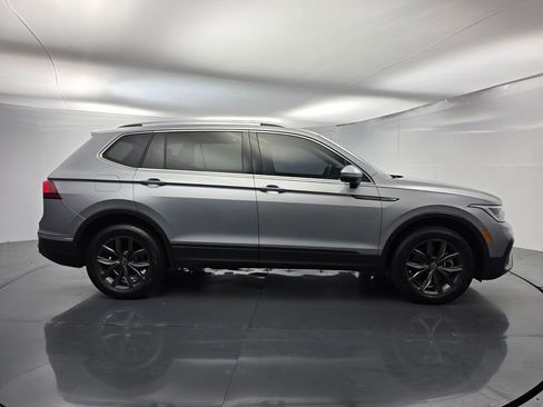 Used 2023 Volkswagen Tiguan SE w/ Panoramic Sunroof Package FWD image 3