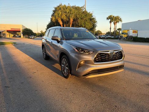 Used 2021 Toyota Highlander Platinum FWD image 5