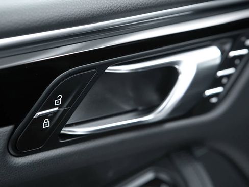 Certified 2026 Porsche Macan AWD/4WD image 26