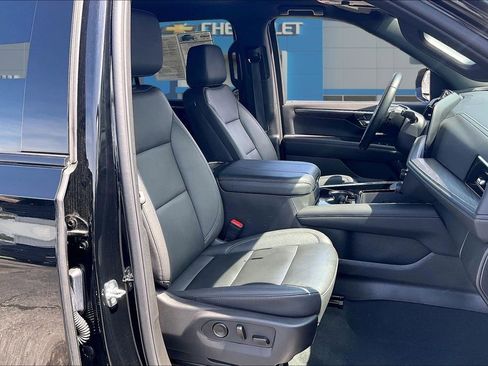 Used 2025 Chevrolet Suburban Z71 AWD/4WD image 29