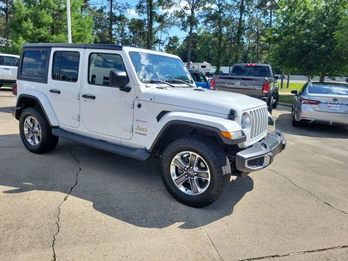 Used 2018 Jeep Wrangler Unlimited Sahara AWD/4WD image 9