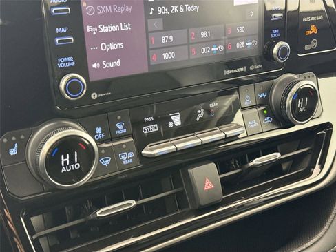 Certified 2022 Toyota Highlander XLE image 27