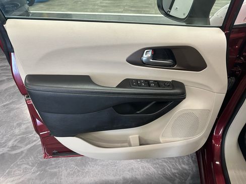 Used 2021 Chrysler Voyager Lxi image 9
