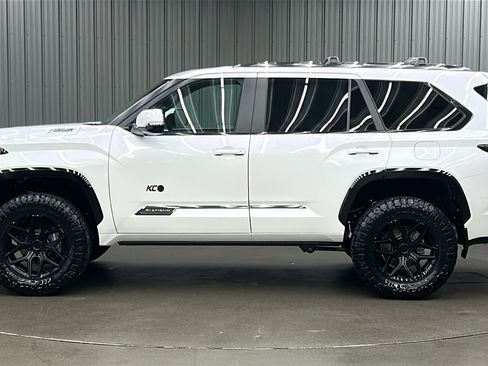 Used 2025 Toyota Sequoia Platinum image 2