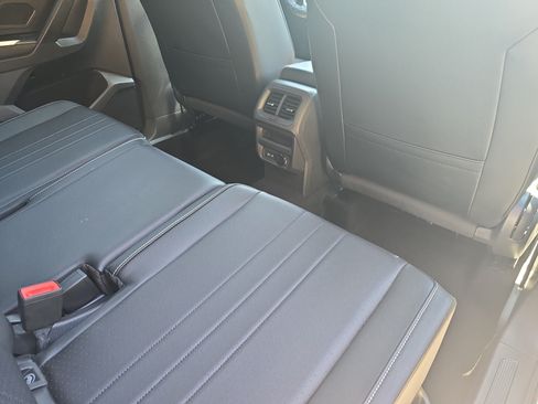 Used 2023 Volkswagen Tiguan SE AWD/4WD image 11
