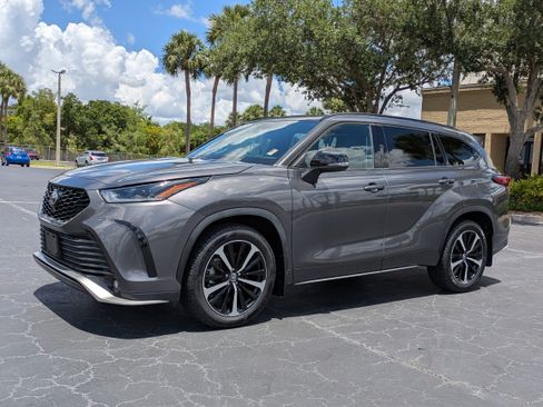 Used 2022 Toyota Highlander XSE AWD/4WD image 2