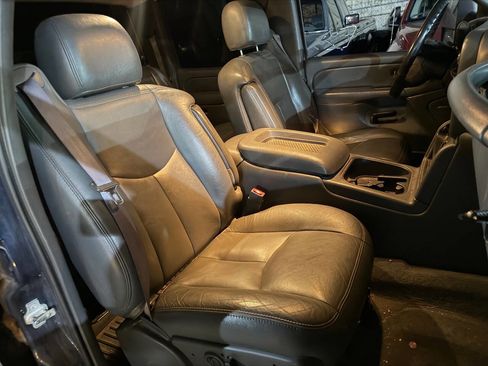 Used 2006 Chevrolet Silverado 2500 LT w/ Heavy-Duty Power Package image 2