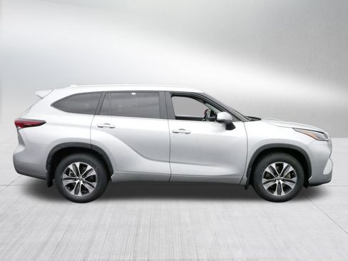 Certified 2024 Toyota Highlander XLE image 8