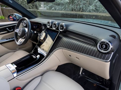 Used 2025 Mercedes-Benz GLC 350e 4MATIC image 53