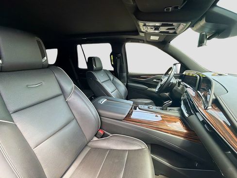 Used 2024 Cadillac Escalade Premium Luxury AWD/4WD image 16