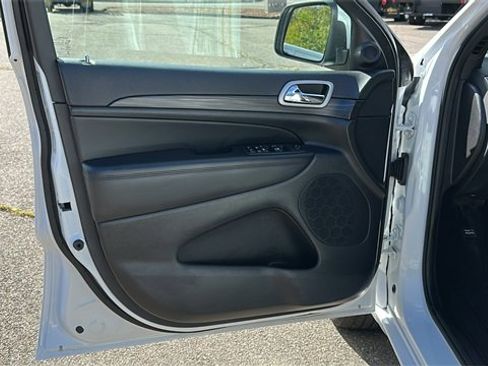 Used 2022 Jeep Grand Cherokee Laredo X image 9