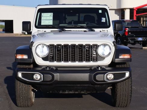 Used 2025 Jeep Gladiator Sport AWD/4WD image 11