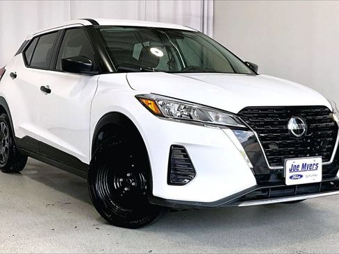 Used 2021 Nissan Kicks S FWD image 1