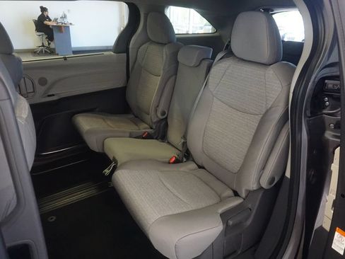 Certified 2021 Toyota Sienna LE FWD image 19